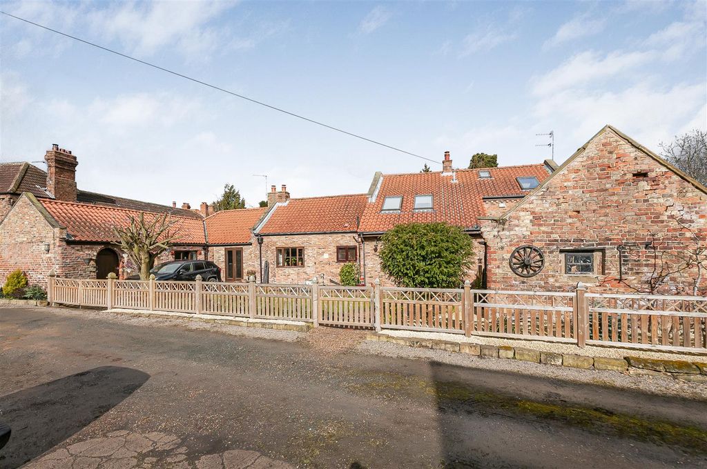 Property photo 1 of 26 Hall Barn Cottage3.Jpg