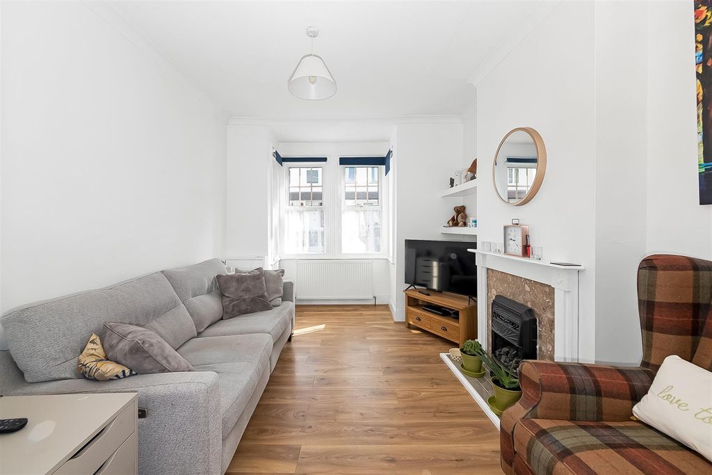 Property photo 2 of 12 Lounge