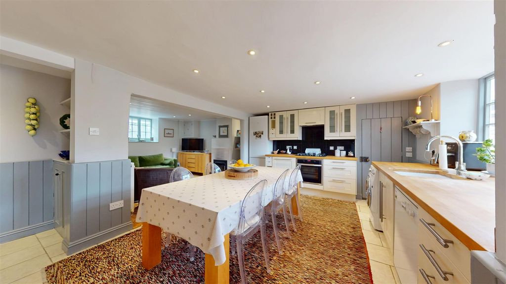 Property photo 3 of 18 Kitchen
