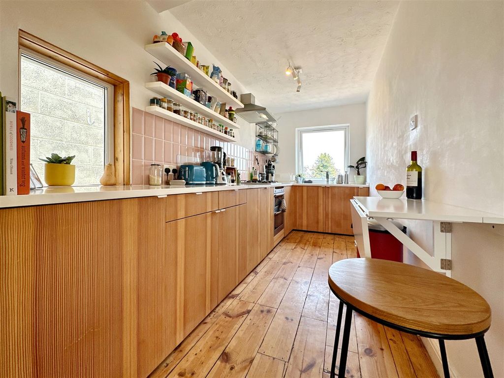 Property photo 3 of 32 Kitchen &amp; Breakfast Bar.Jpg