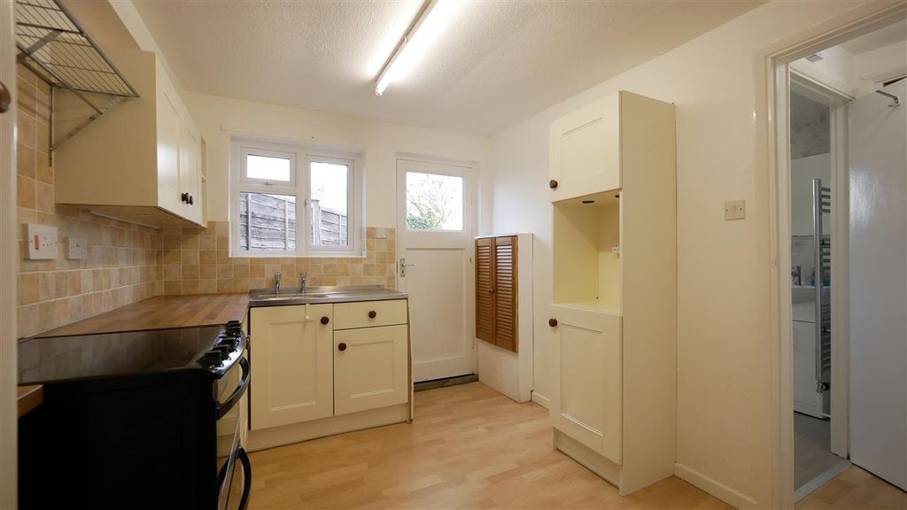 Property photo 3 of 10 Kitchen