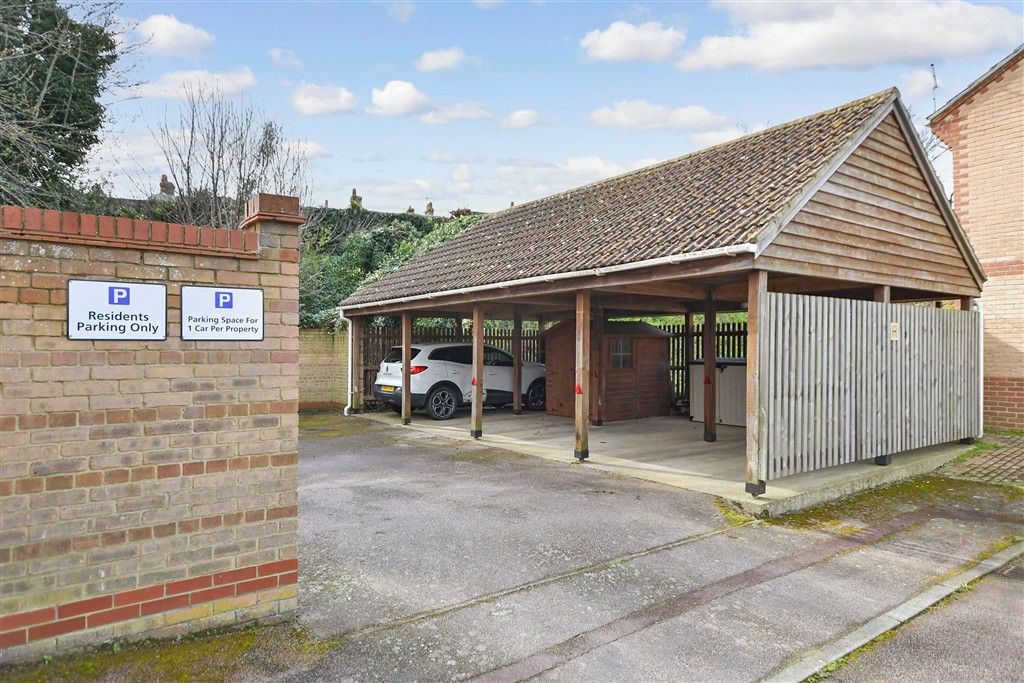 Property photo 2 of 9 Driveway/Parking