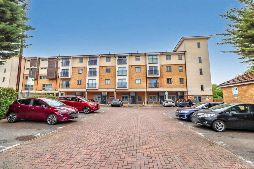 Property photo 1 of 10 19 River View Wickford Essex.Jpg