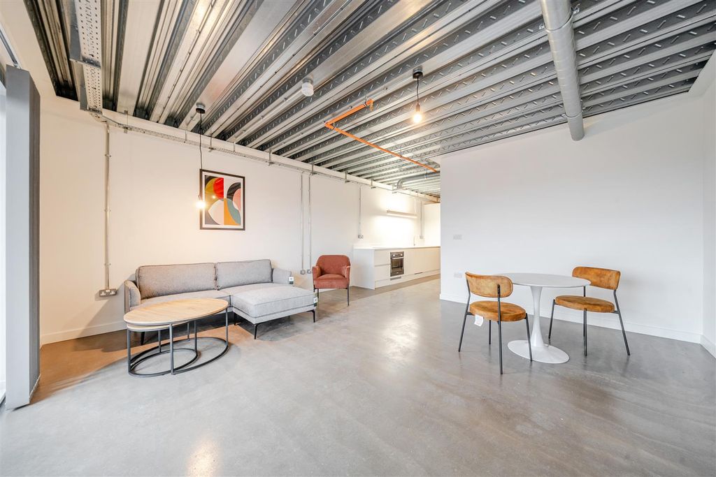 Property photo 2 of 13 1369198-9-68ee31d5B0d48.Jpg