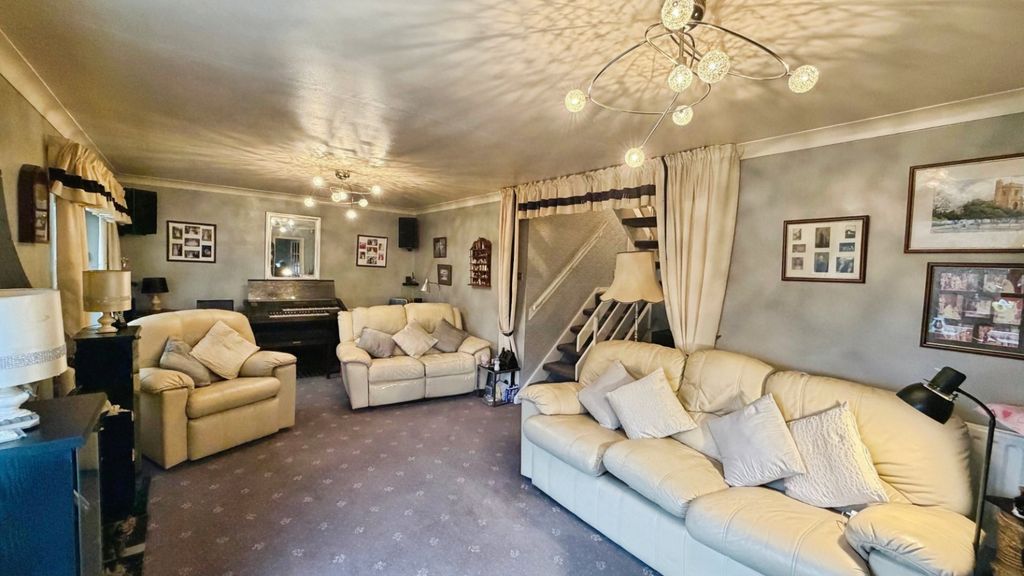 Property photo 2 of 28 Lounge