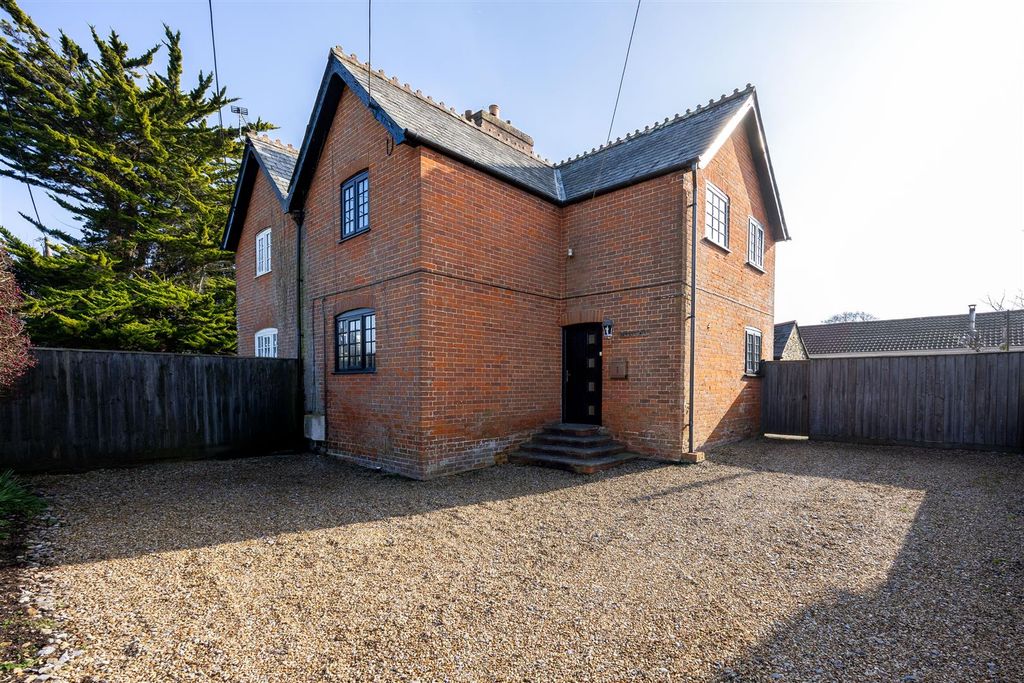 Property photo 1 of 10 Shalfleet_Spence Willard-10.Jpg