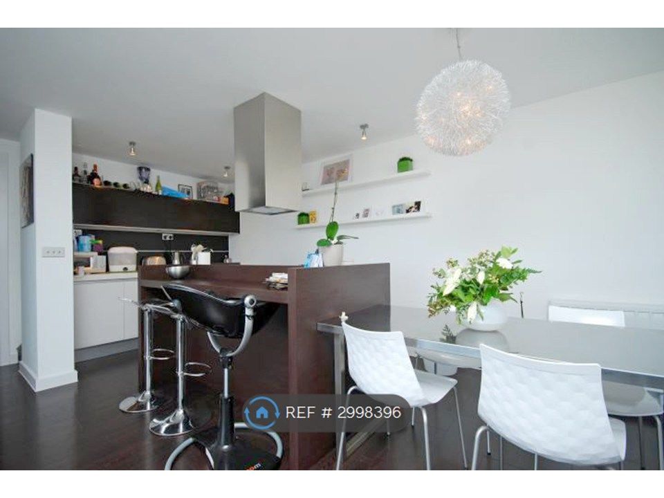 Property photo 3 of 11 Kitchen And Breakfast Bar
