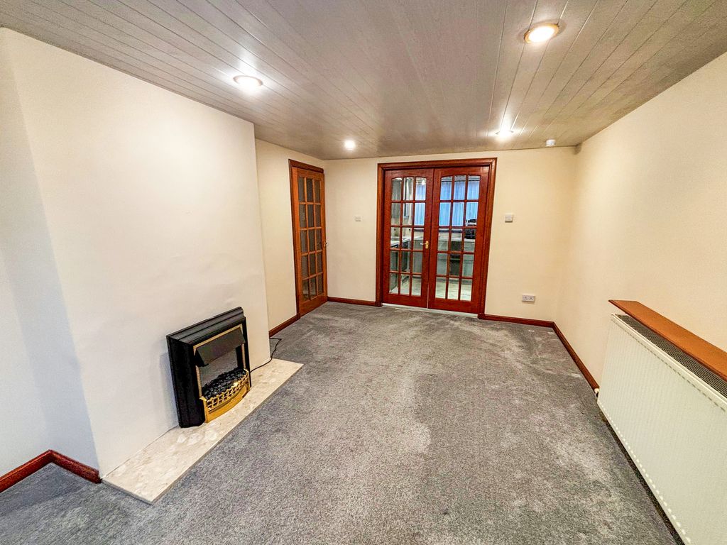 Property photo 3 of 7 Lounge 