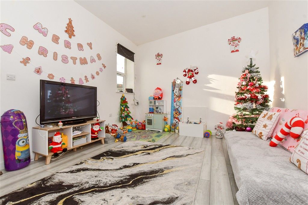 Property photo 2 of 19 Lounge