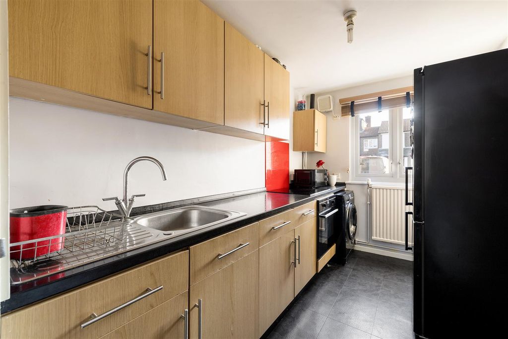 Property photo 2 of 21 Wilde Close, E8