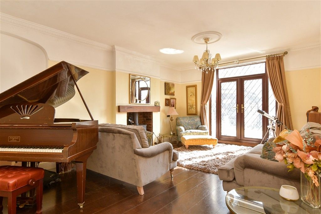 Property photo 1 of 13 Lounge
