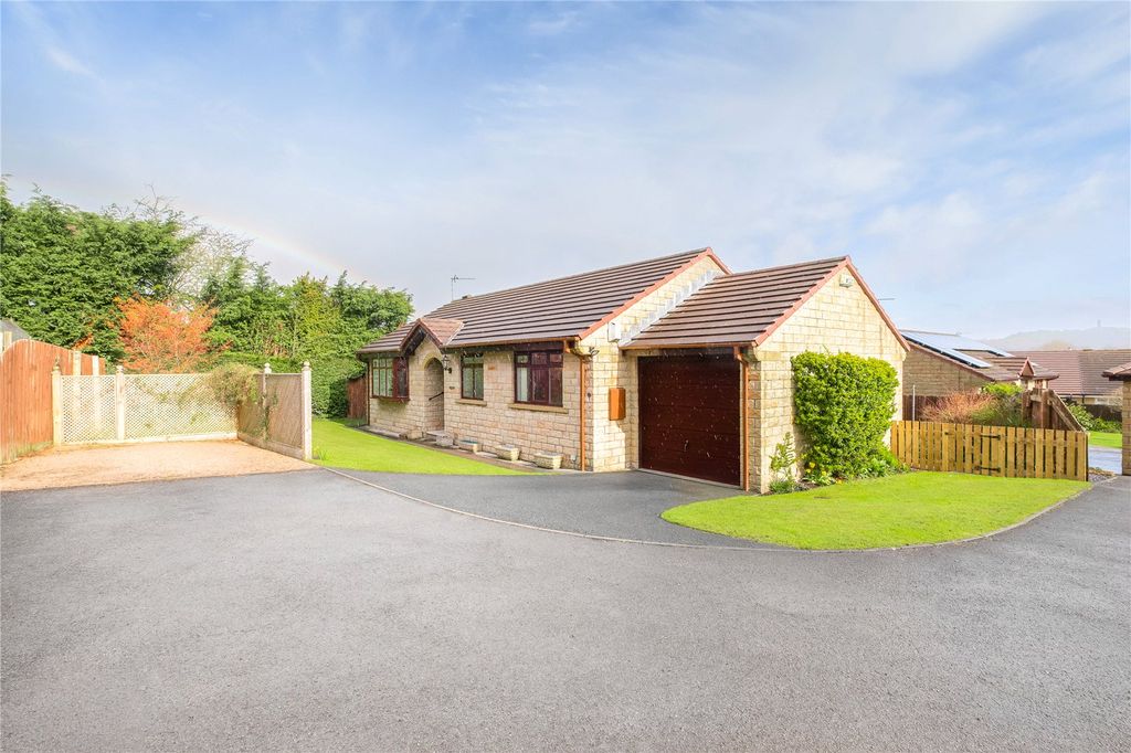 Property photo 2 of 22 Front Garden