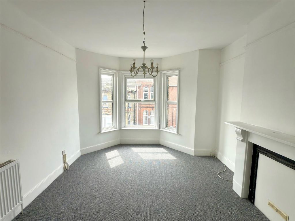 Property photo 2 of 13 Bed 1.Jpg