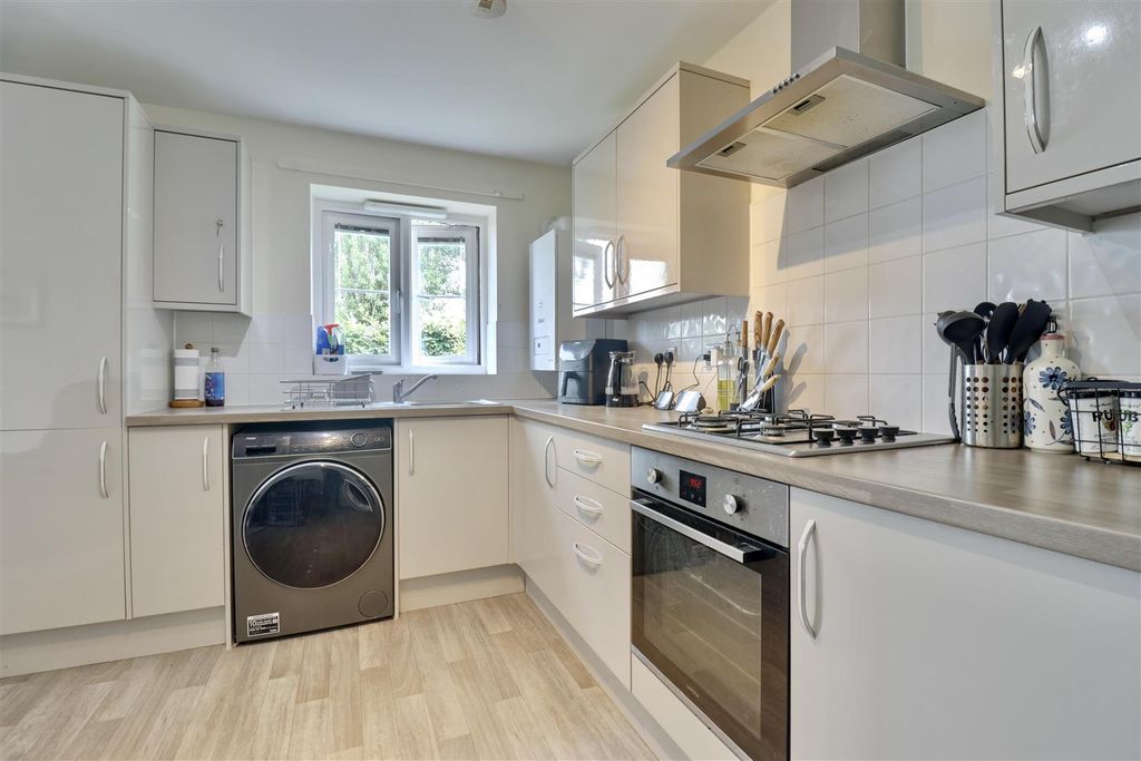 2 bed flat for salePriors Orchard, Southbourne, Emsworth PO10 photo 4