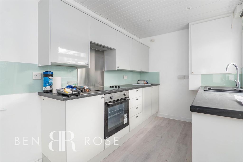 Property photo 3 of 14 Kitchen