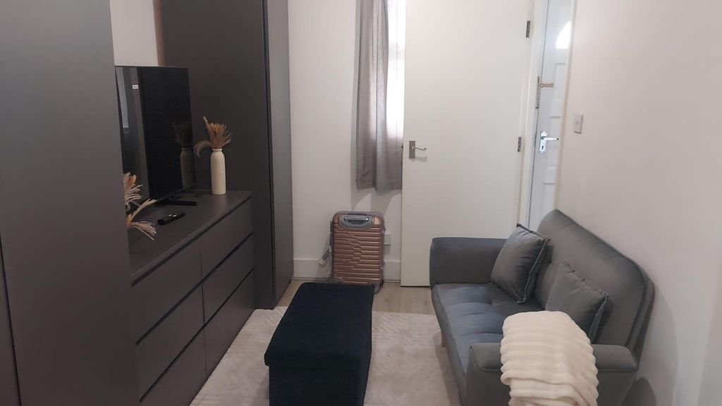 Property photo 2 of 7 861965Ff-9c67-4Abf-97Fa-A51511A73755.Jpg