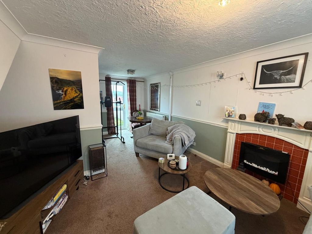 Property photo 1 of 8 Living Room