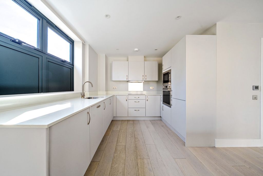 Property photo 3 of 17 Kitchen