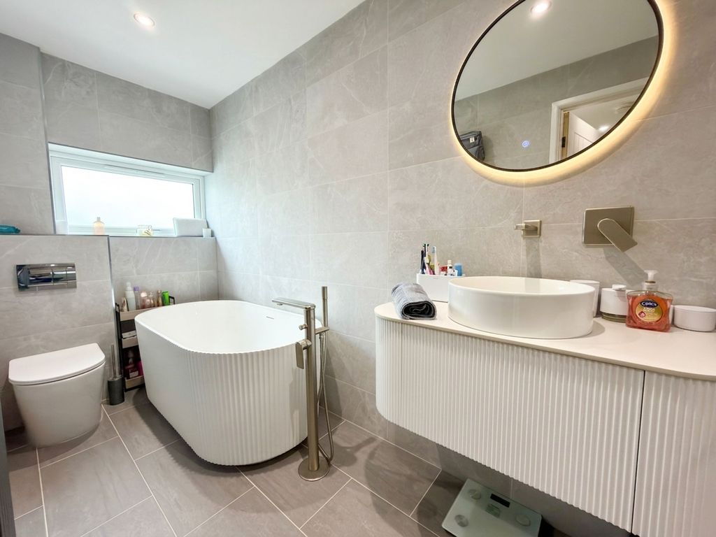 Property photo 3 of 13 Bathroom