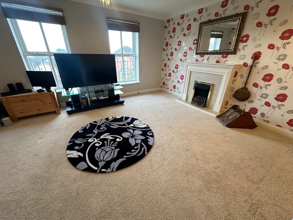 Property photo 3 of 16 Lounge