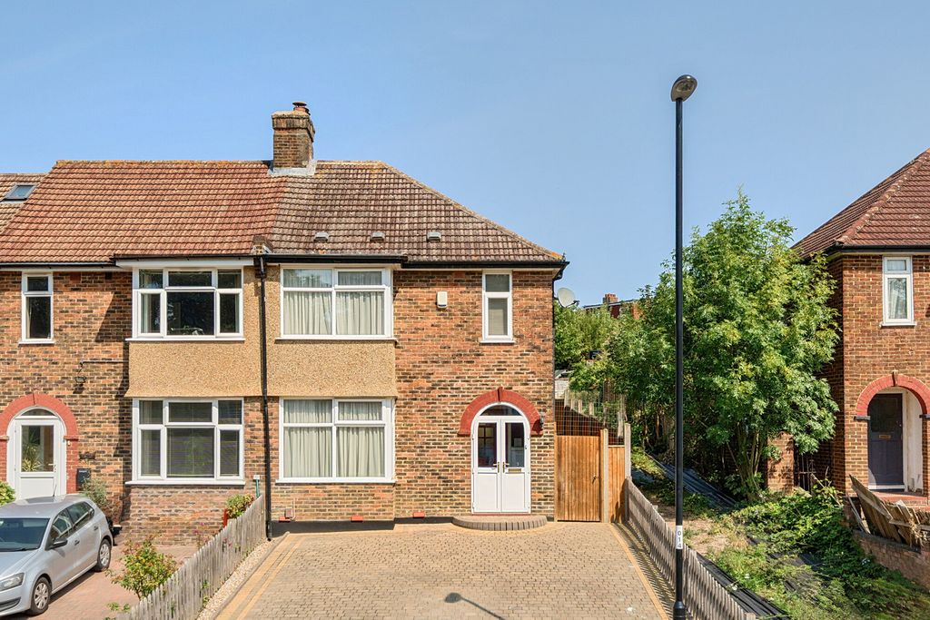 Property photo 1 of 12 1332994-10-689349...