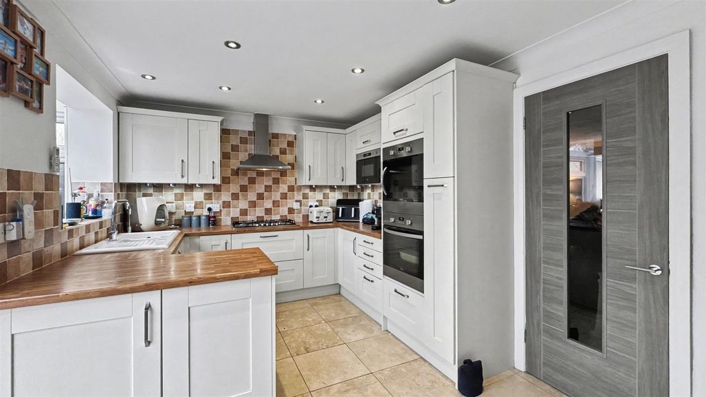 Property photo 3 of 12 Kitchen/Breakfast Room