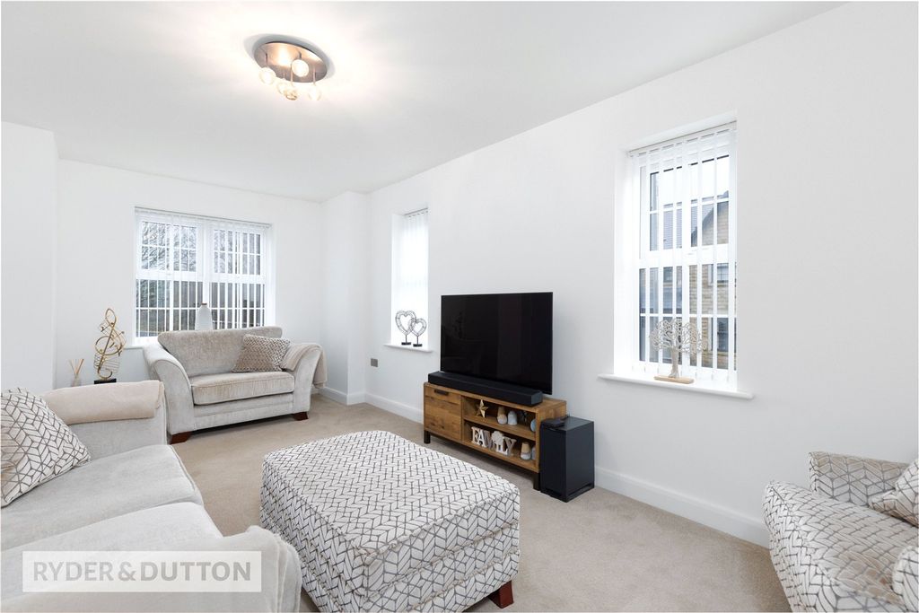 Property photo 3 of 23 Lounge