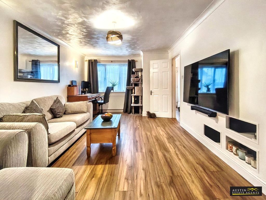 Property photo 3 of 18 Living Room