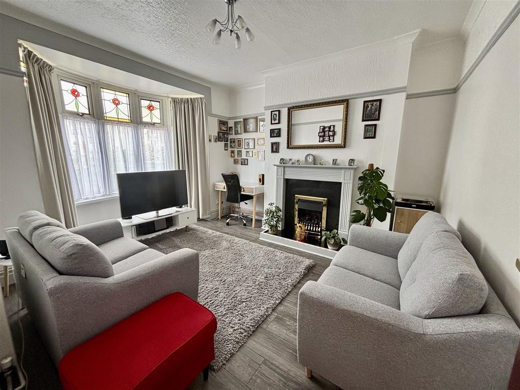 Property photo 2 of 32 Lounge: