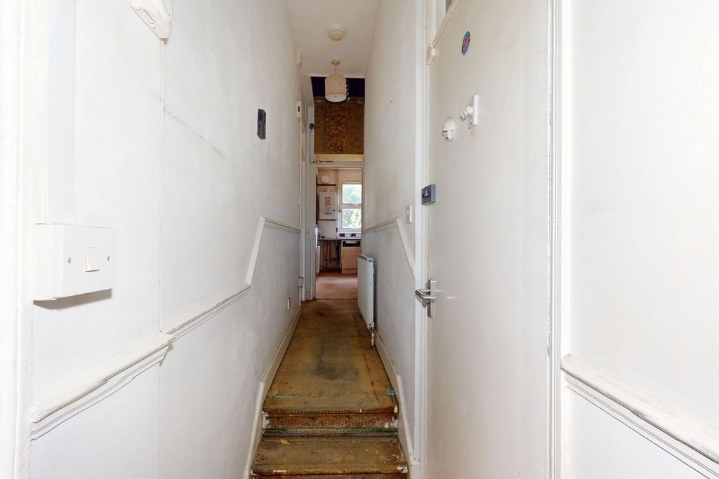 Property photo 3 of 19 Flat 2, 8-10 Uxbridge Road, Hanwell, London, W7 3Pp