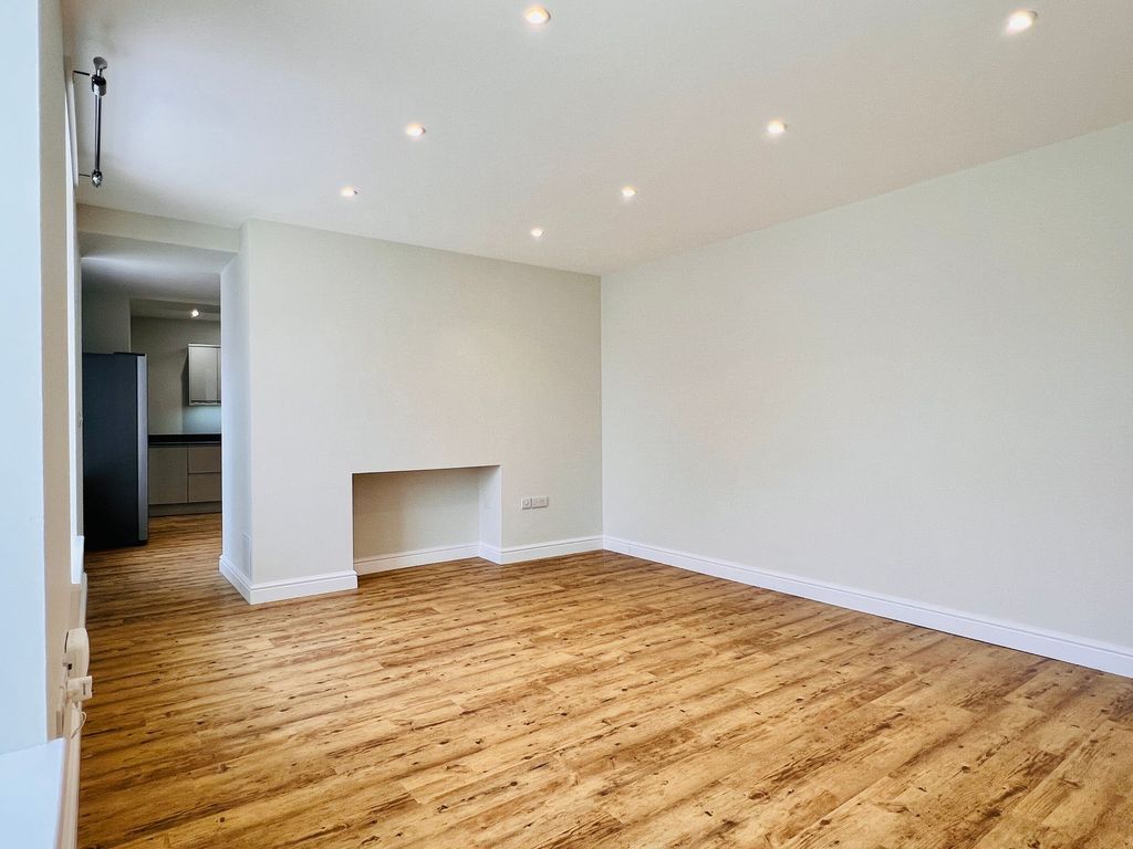 Property photo 3 of 18 Living Room