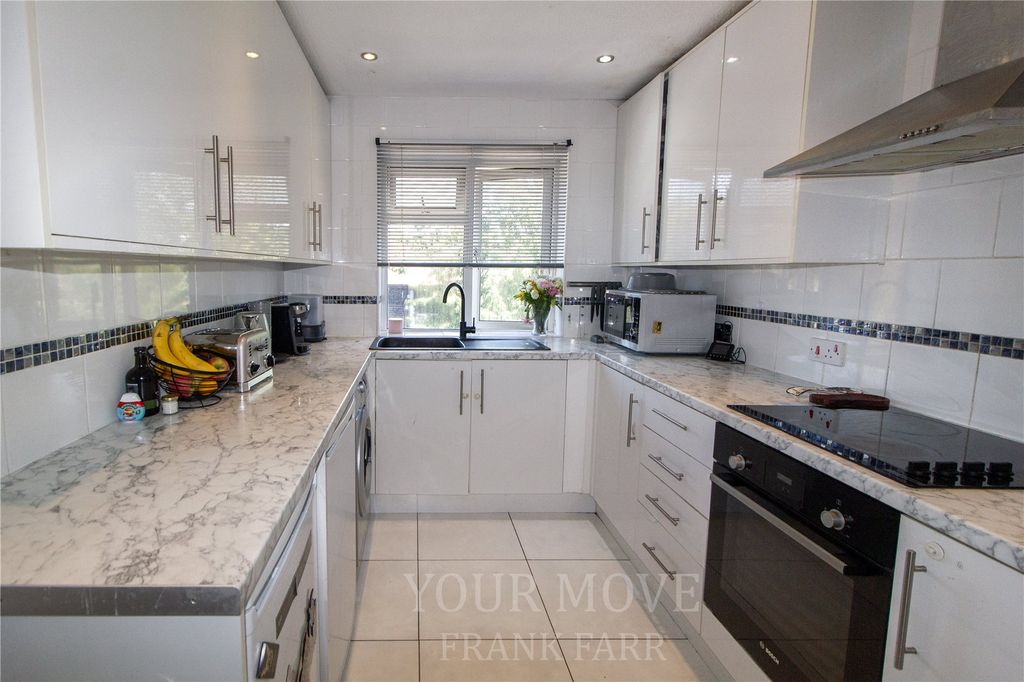 Property photo 3 of 8 Kitchen