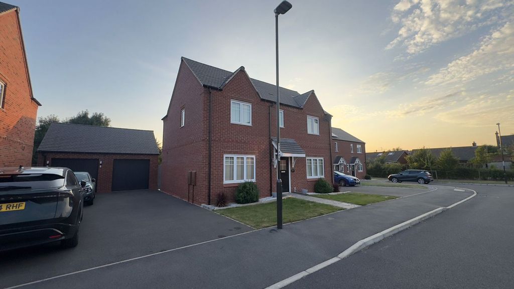 Property photo 1 of 18 23 Ferny Close