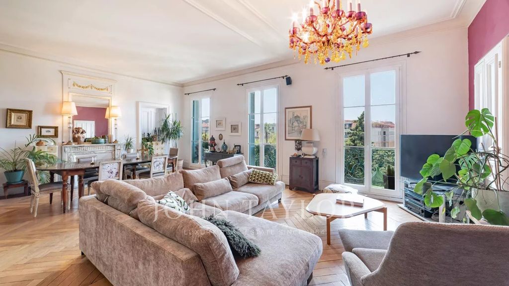 Property photo 1 of 12 213 m² Bourgeois Apartment In A Belle Époque Building – Sought-After Residential Area