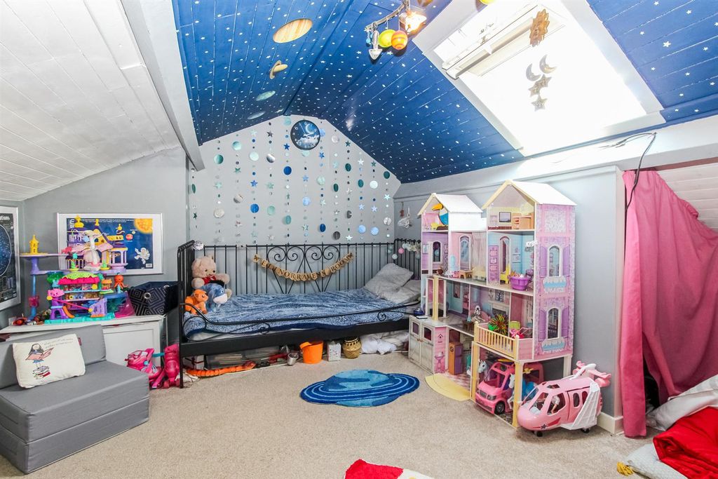 Property photo 2 of 10 Loft Room