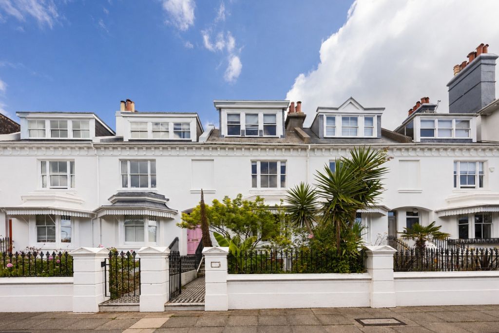 Property photo 1 of 48 5211300