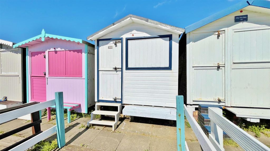Property photo 1 of 11 Beach Hut