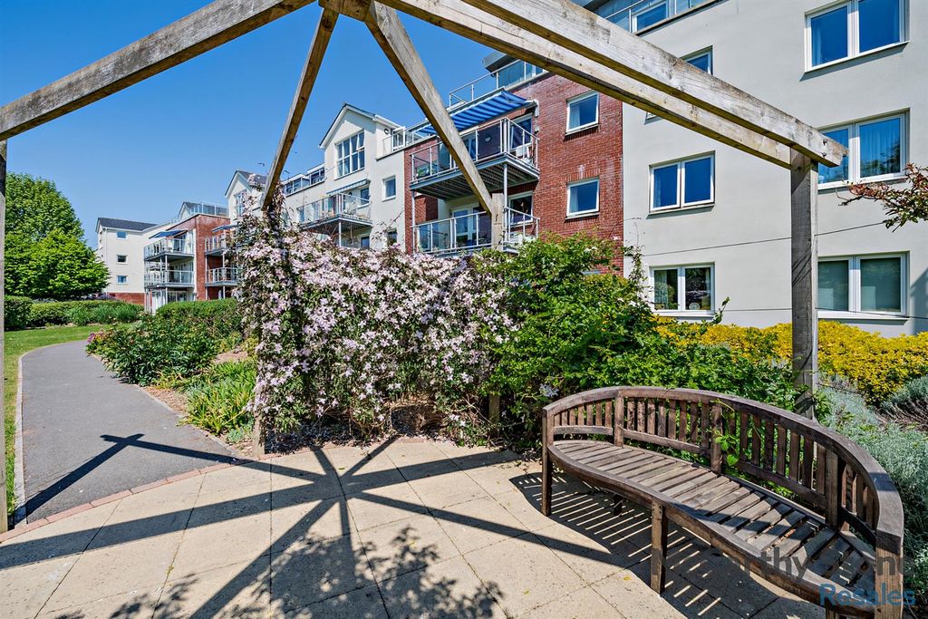 Property photo 1 of 23 Communal Gardens