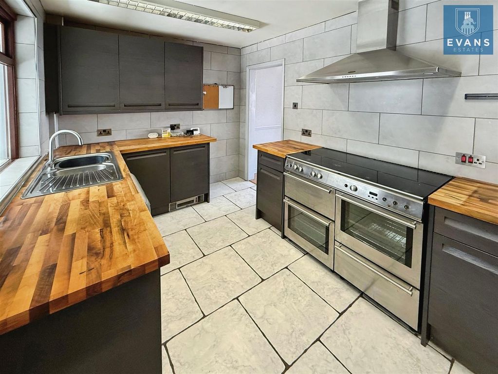Property photo 2 of 17 Kitchen