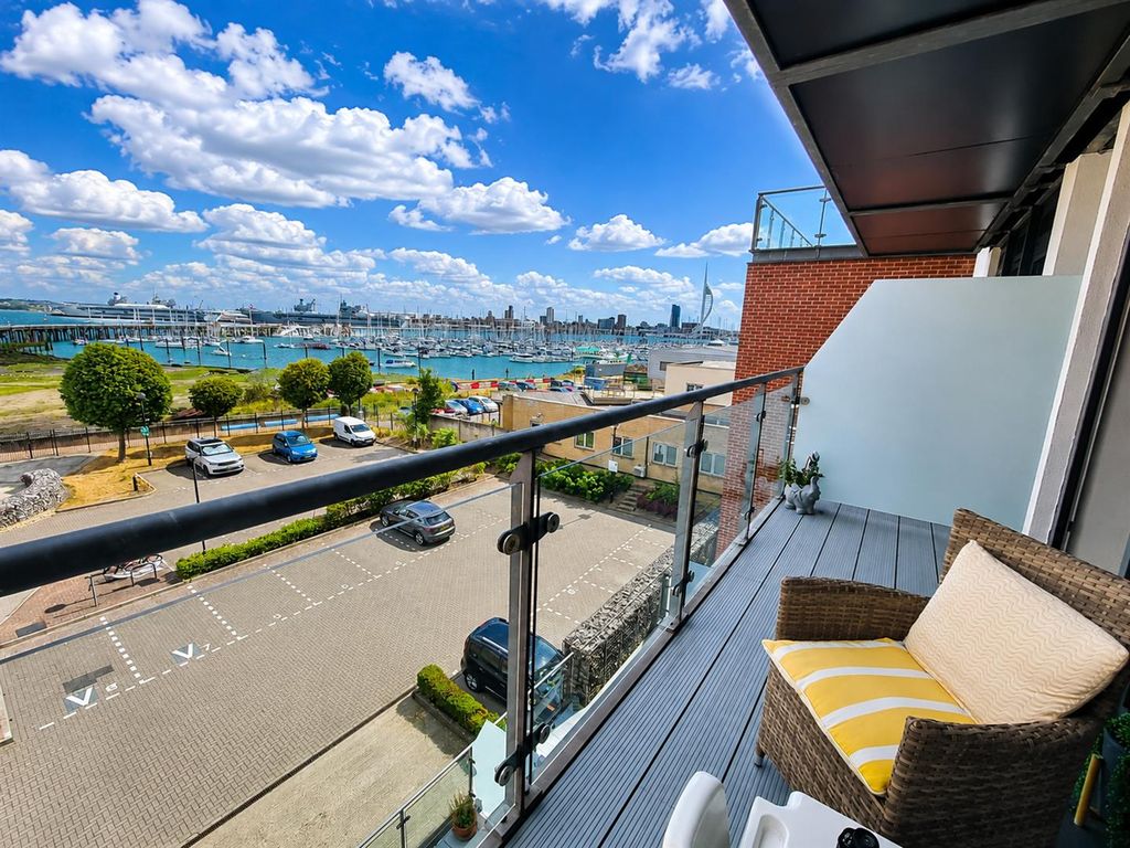 Property photo 2 of 17 Balcony