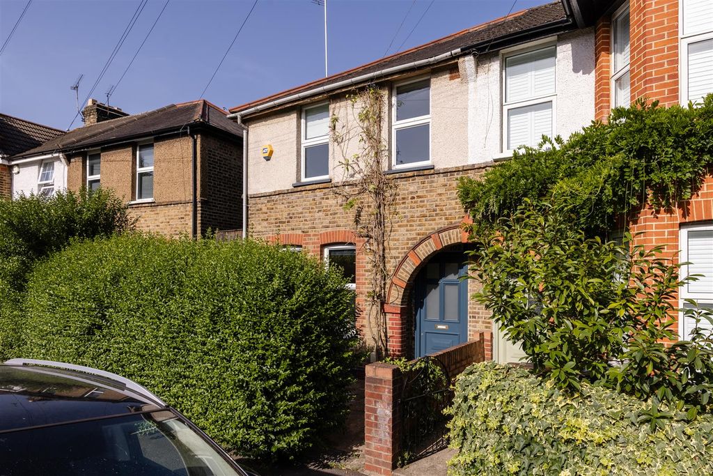 Property photo 1 of 28 Elphinstone Road, E17
