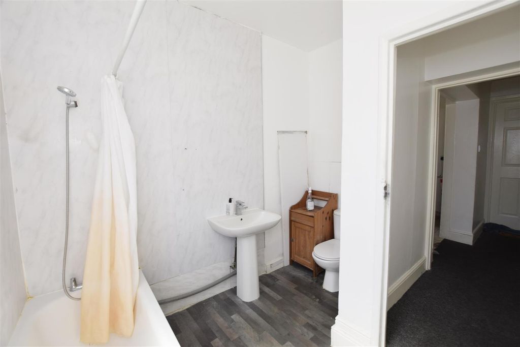 Property photo 3 of 10 Bathroom Ds.Jpg