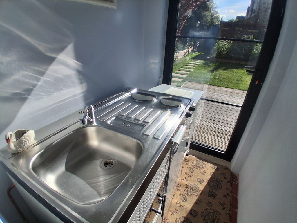 Property photo 3 of 5 Kitchenette