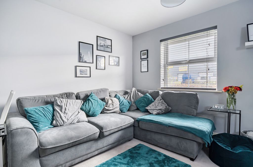 Property photo 3 of 15 1376089-9-6912296...