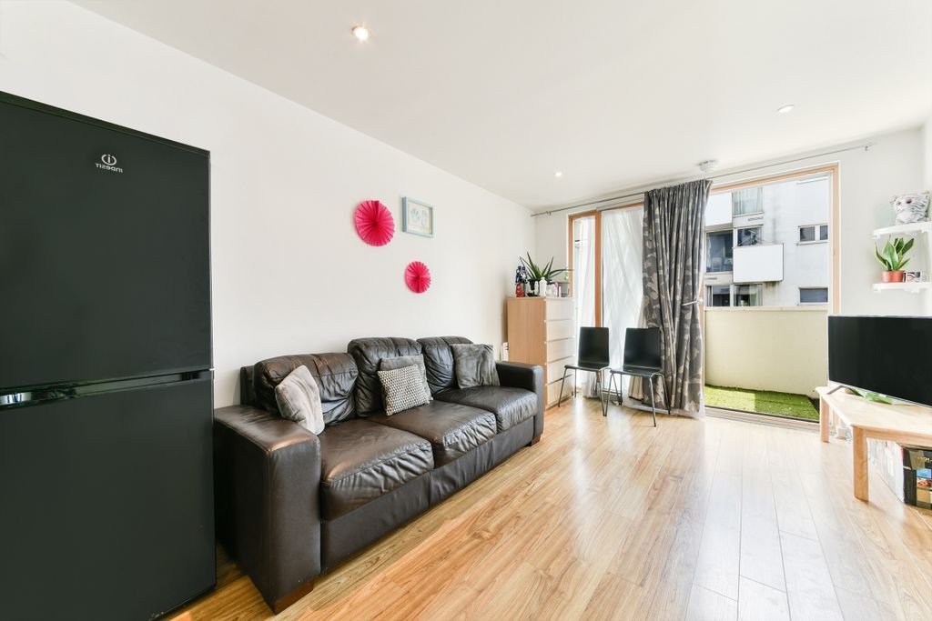 Property photo 1 of 7 Living Area