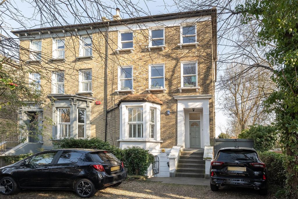 Property photo 1 of 15 Grosvenor Road, E11