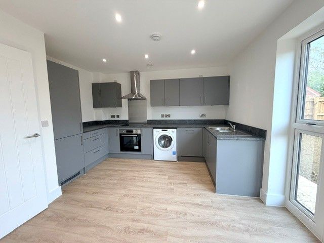 Property photo 3 of 10 Kitchen