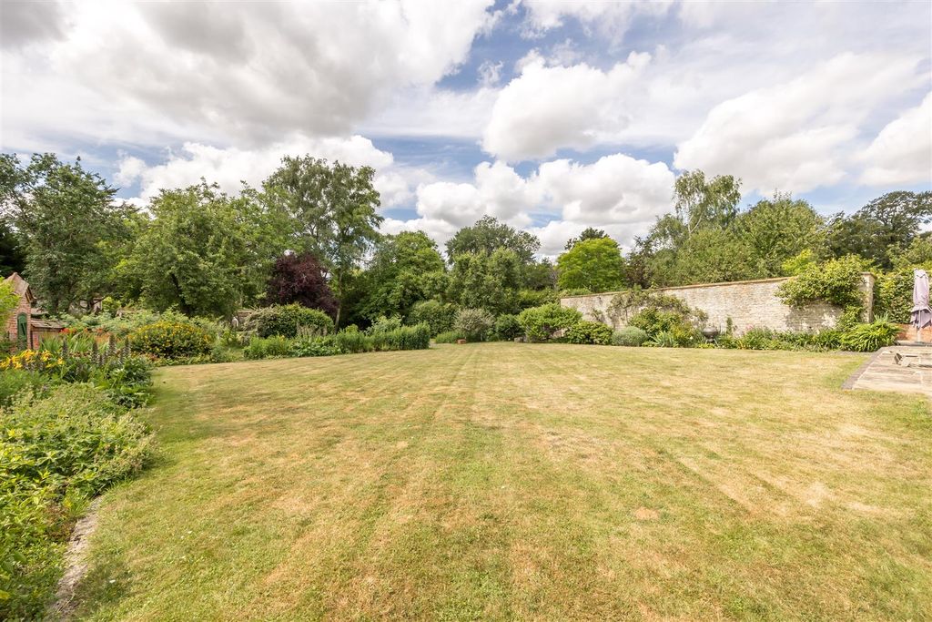 Property photo 2 of 24 Serene And Secluded