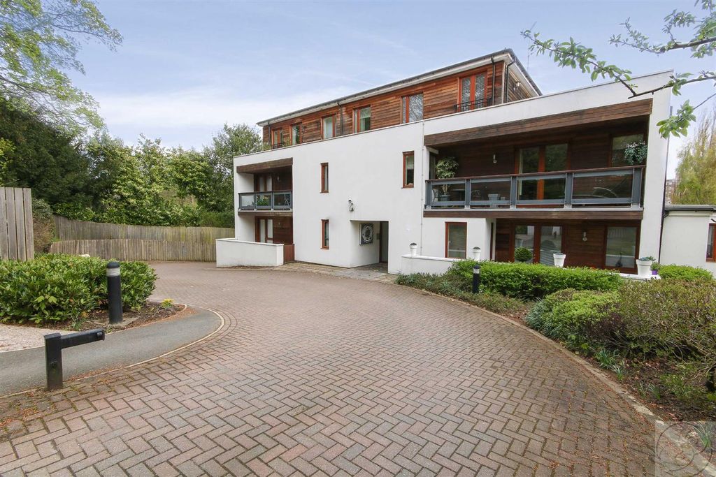 Property photo 2 of 27