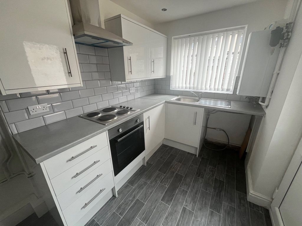 Property photo 3 of 10 Kitchen